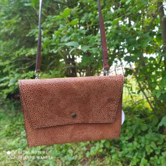 pochette-en-cuir-a-bandouliere-et-poignee-marron