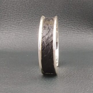 bracelet-argente-petit-cuir-de-saumon-noir