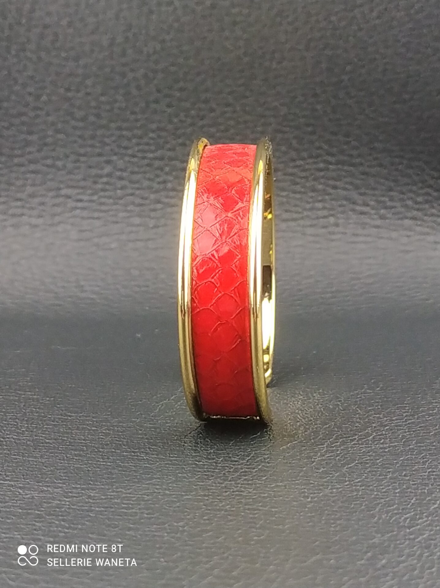 bracelet-dore-en-cuir-de-saumon-sellerie-waneta-premeaux-prissey