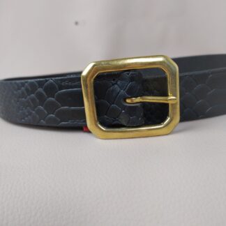 ceinture-en-cuir-noir-croco-boucle-dore-carree