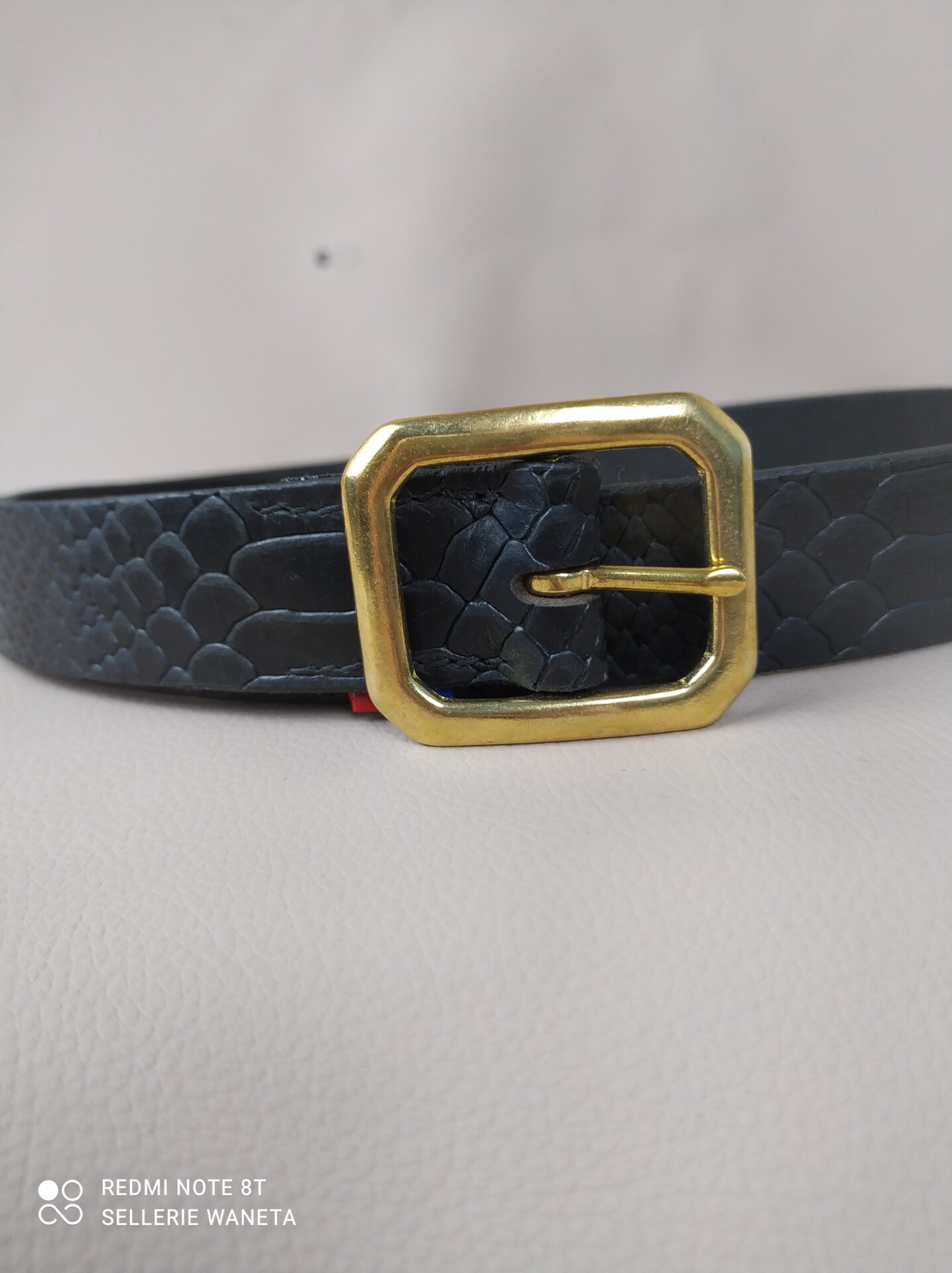 ceinture-en-cuir-noir-croco-boucle-dore-carree
