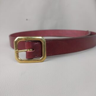 ceinture-en-cuir-rouge-boucle-dore-carree