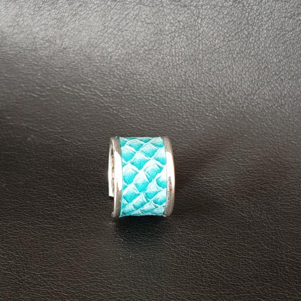 bague-cuir-de-saumon-bleu-et-blanc-grande-argente