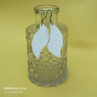 boucle-oreille-en-cuir-de-saumon-blanc-argente