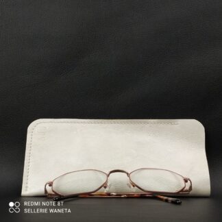 etui-a-lunette-en-cuir-blanc-brillant