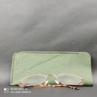 etui-a-lunette-en-cuir-kaki