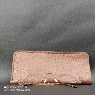 etui-a-lunette-en-cuir-marron