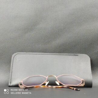 etui-a-lunette-en-cuir-noir