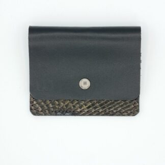 porte-carte-artisanal-en-cuir-et-cuir-de-saumon-sellerie-waneta-premeaux-prissey