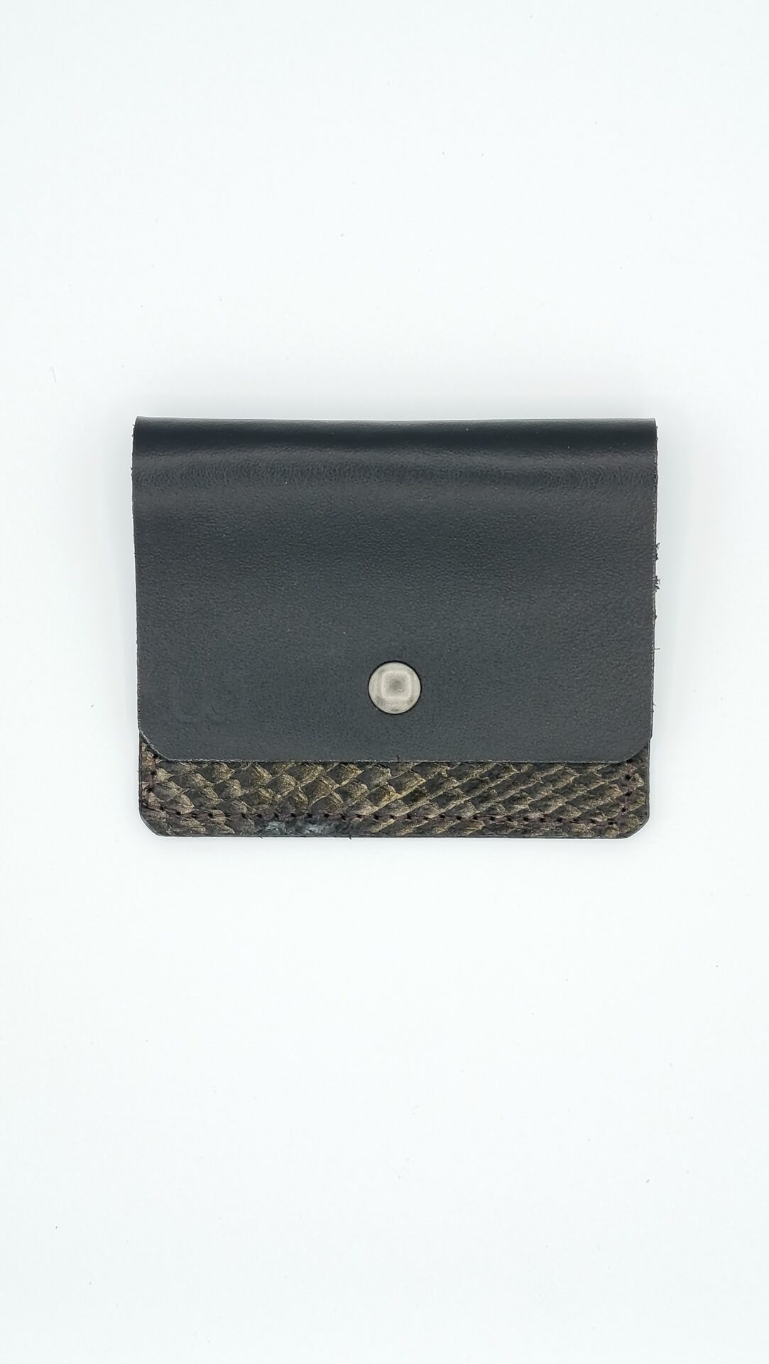 porte-carte-artisanal-en-cuir-et-cuir-de-saumon-sellerie-waneta-premeaux-prissey