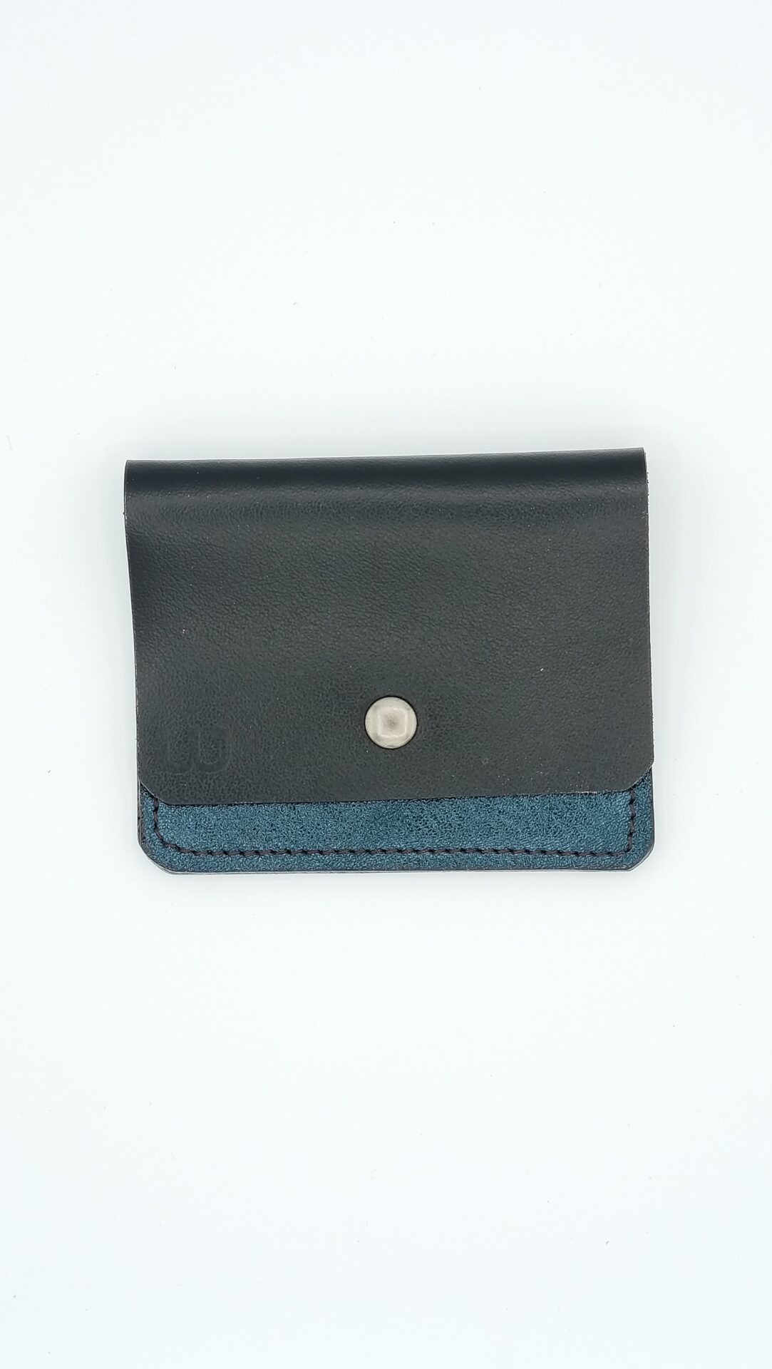 porte-carte-artisanal-en-cuir-lisse-et-fantaisie-sellerie-waneta-premeaux-prissey