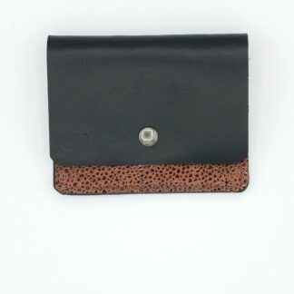 porte-carte-artisanal-en-cuir-lisse-et-fantaisie-sellerie-waneta-premeaux-prissey