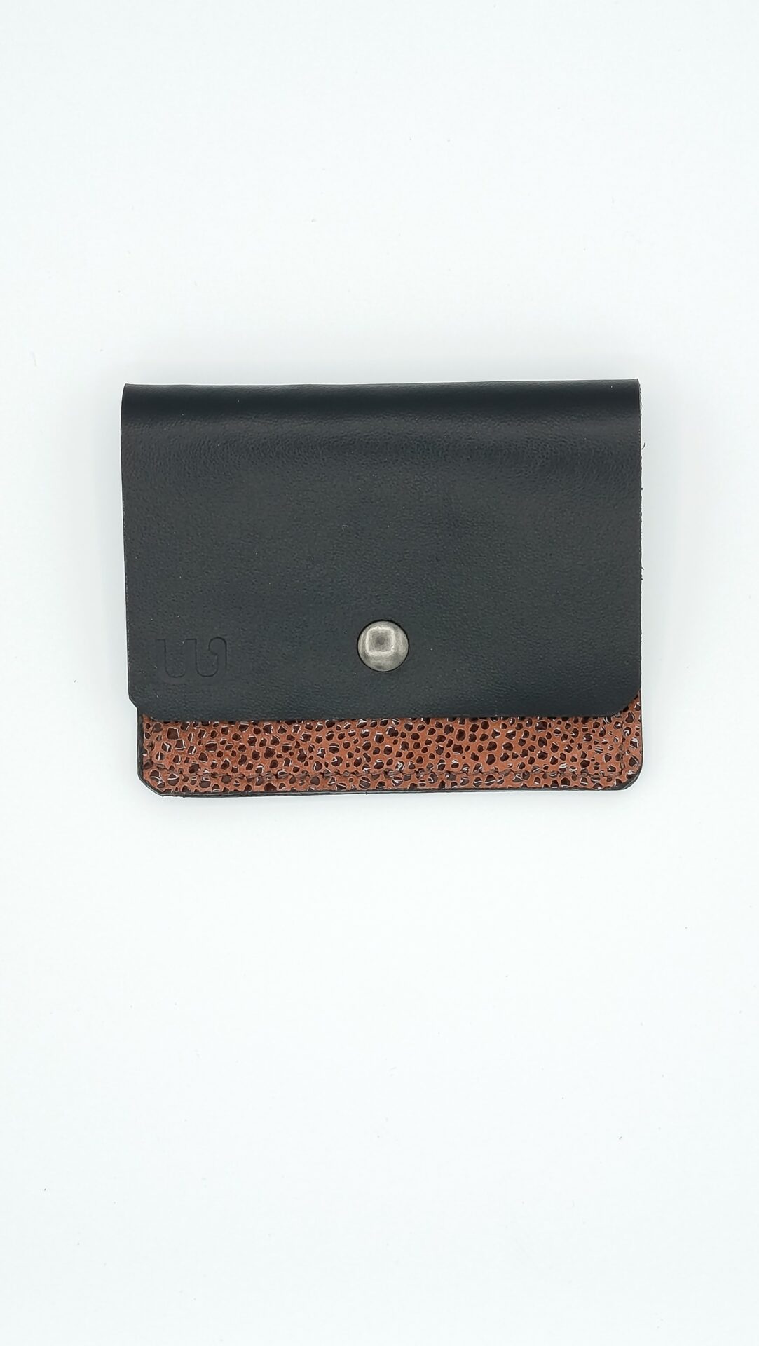 porte-carte-artisanal-en-cuir-lisse-et-fantaisie-sellerie-waneta-premeaux-prissey