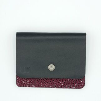 Porte cartes artisanal en cuir - noir / chèvre bordeaux