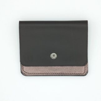 porte-carte-artisanal-en-cuir-lisse-et-fantaisie-sellerie-waneta-premeaux-prissey