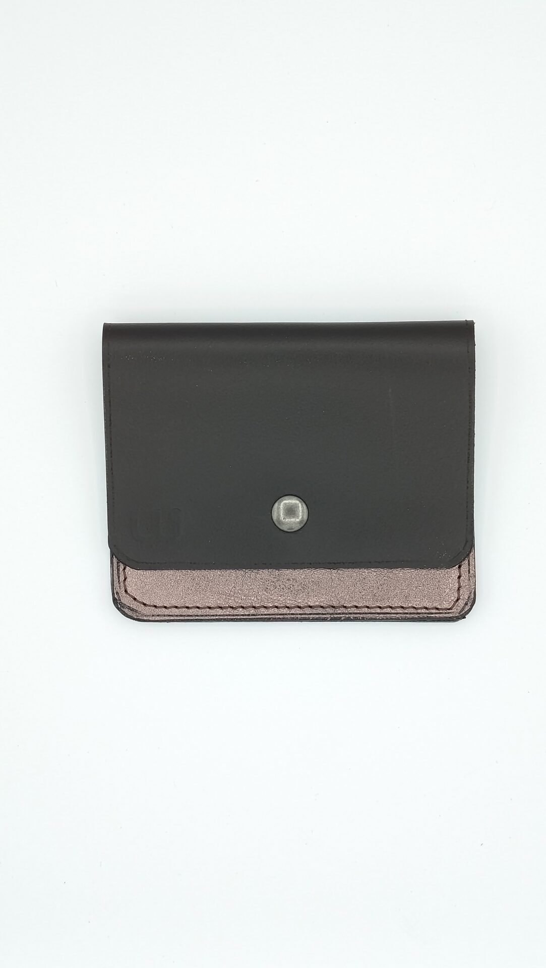 porte-carte-artisanal-en-cuir-lisse-et-fantaisie-sellerie-waneta-premeaux-prissey