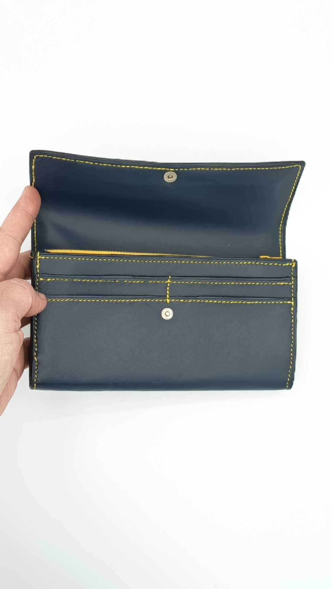 portefeuille-artisanal-en-cuir-pour-femme-sellerie-waneta-premeaux-prissey