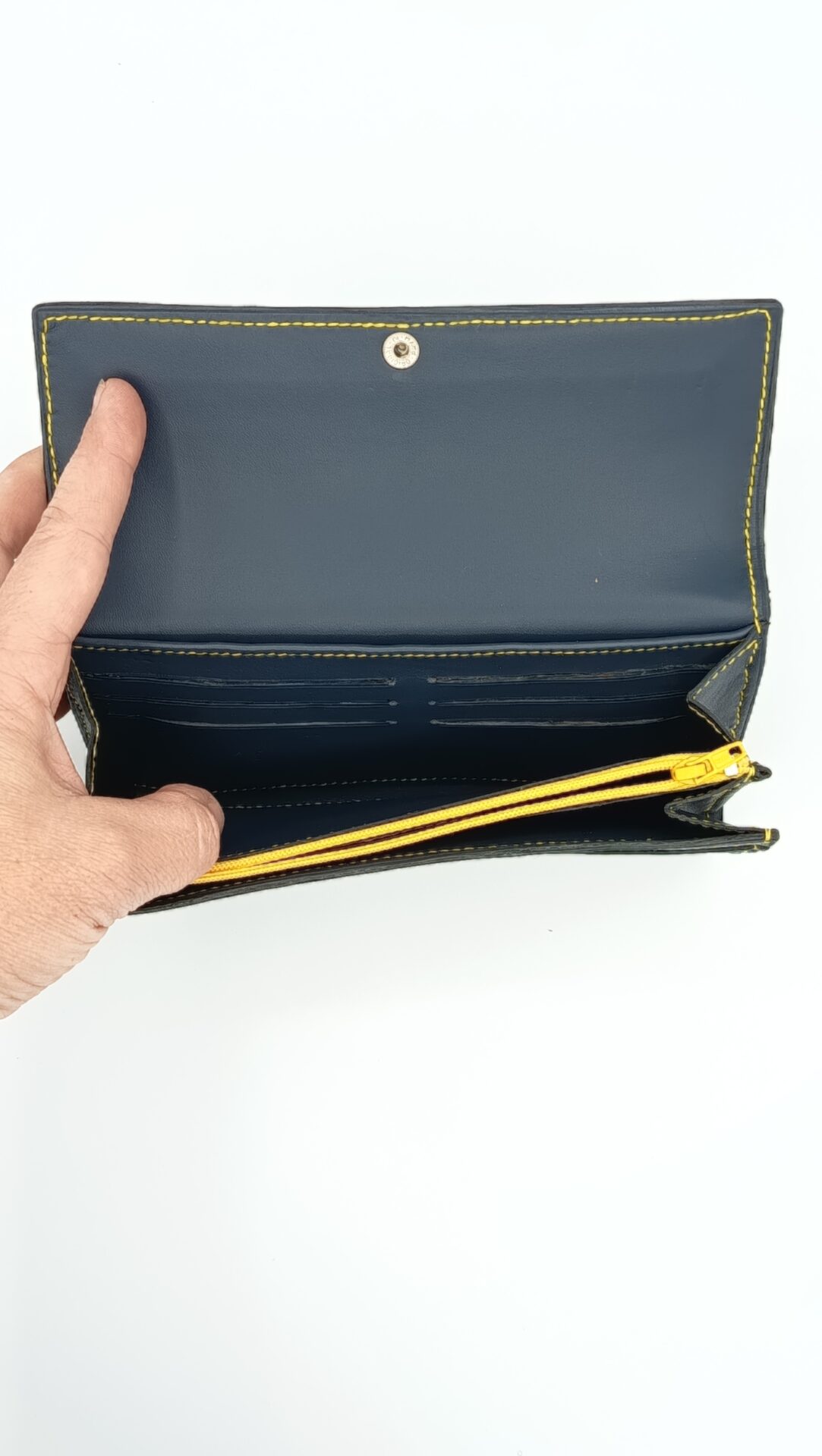 portefeuille-artisanal-en-cuir-pour-femme-sellerie-waneta-premeaux-prissey