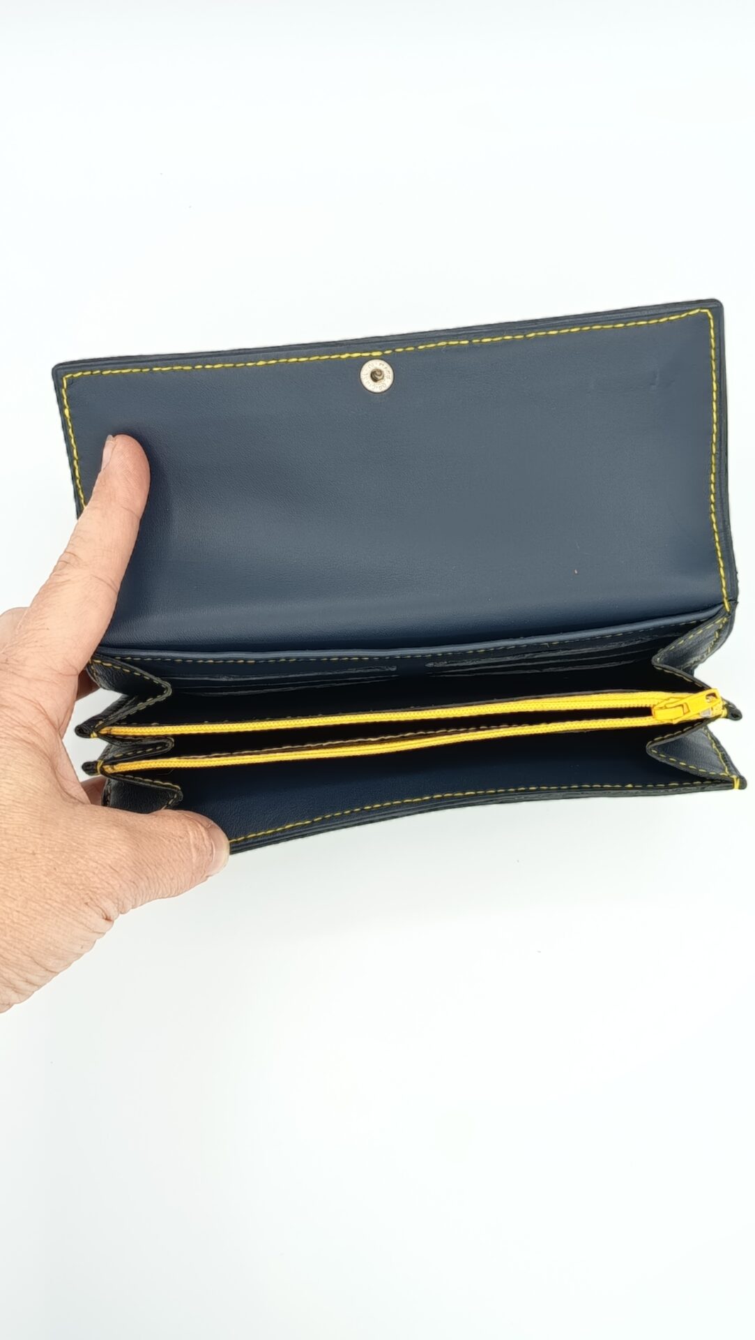 portefeuille-artisanal-en-cuir-pour-femme-sellerie-waneta-premeaux-prissey