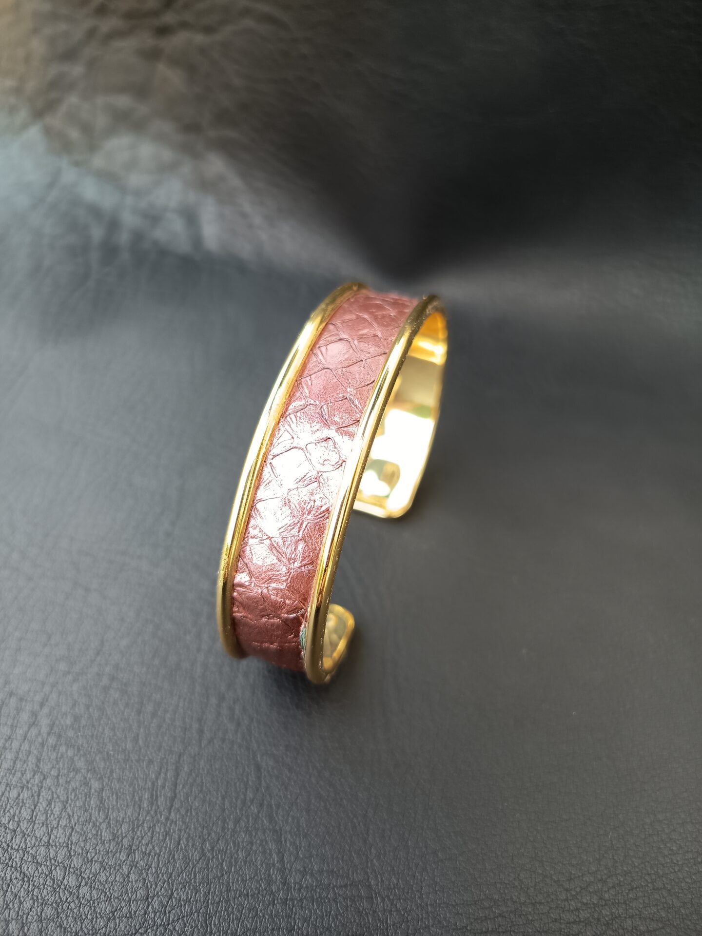 bracelet-dore-en-cuir-de-saumon-sellerie-waneta-premeaux-prissey