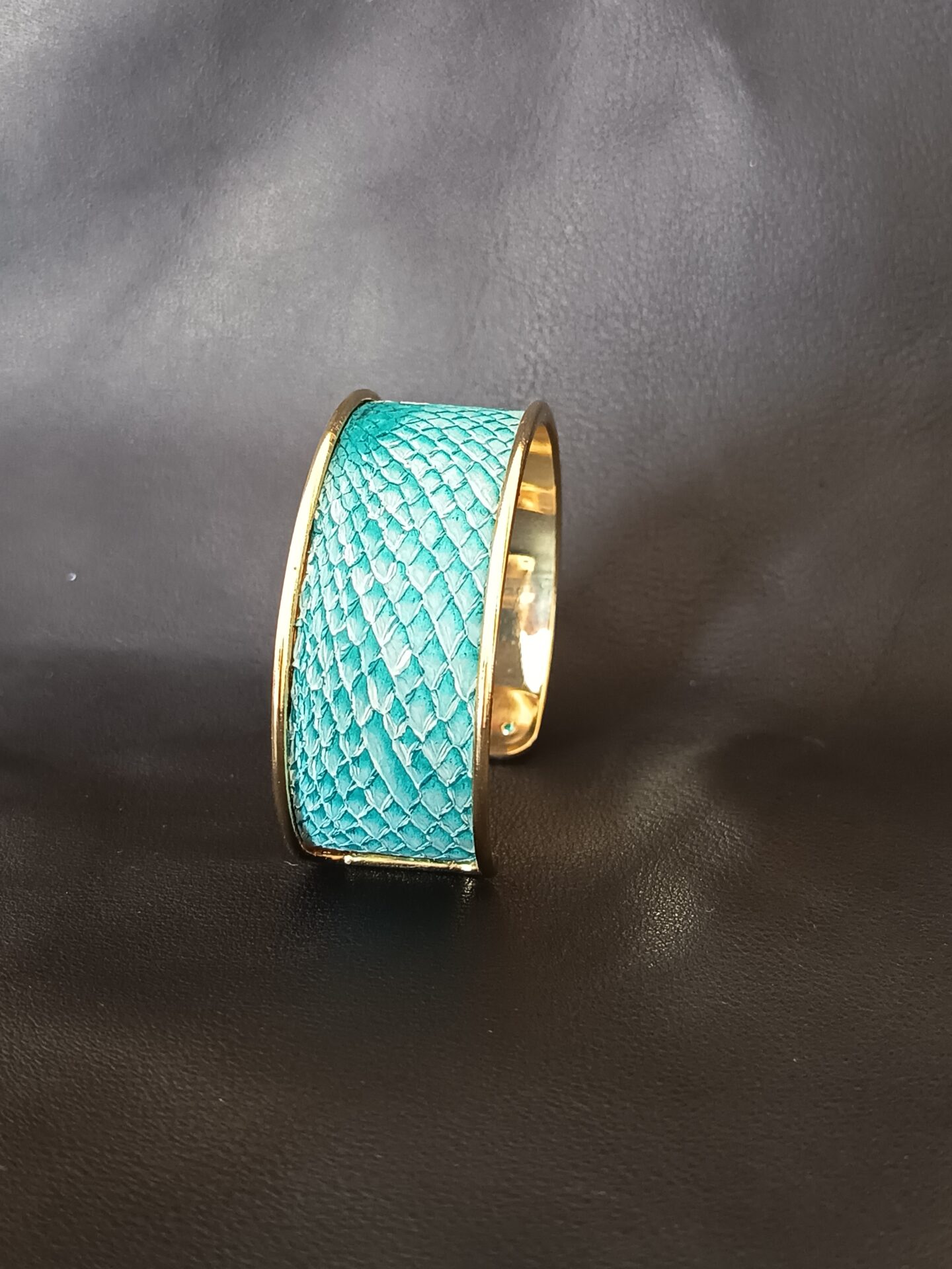 bracelet-dore-en-cuir-de-saumon-sellerie-waneta-premeaux-prissey