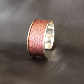 bracelet-argente-en-cuir-de-saumon-sellerie-waneta-premeaux-prissey