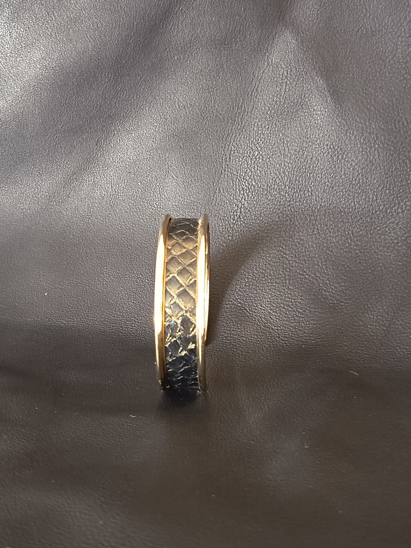 bracelet-argente-en-cuir-de-saumon-sellerie-waneta-premeaux-prissey